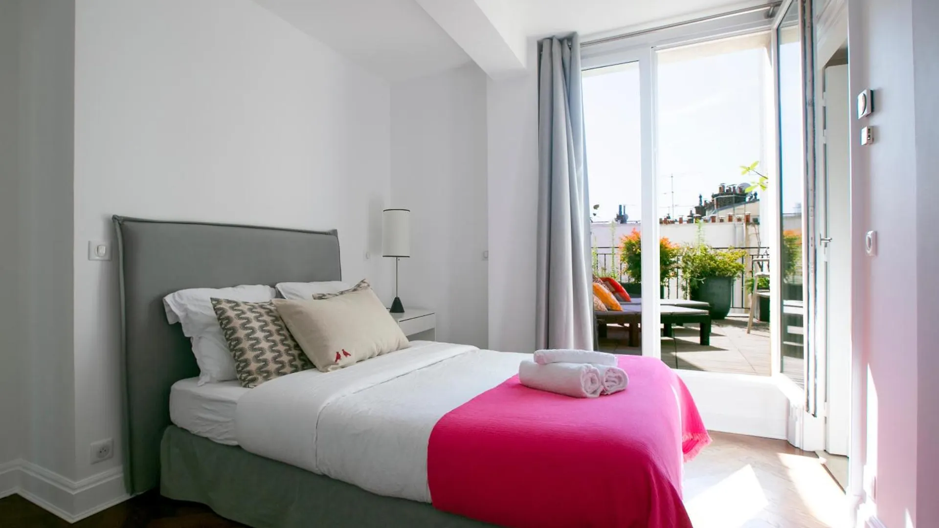 Magnificient 2 Bedrooms With Terrace Next To Champs-elysees - Pc62b Apartment