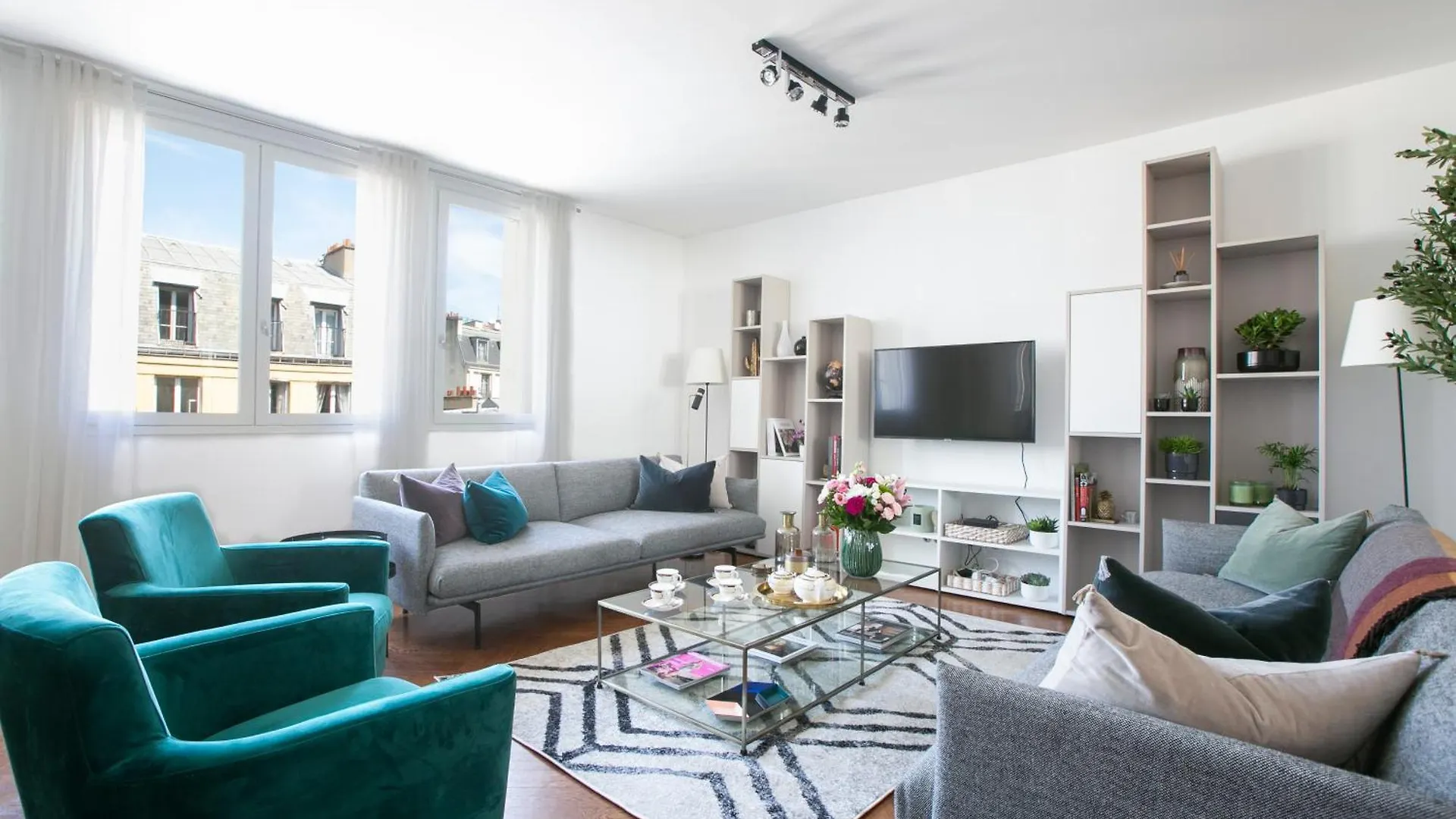 Magnificient 2 Bedrooms With Terrace Next To Champs-elysees - Pc62b *