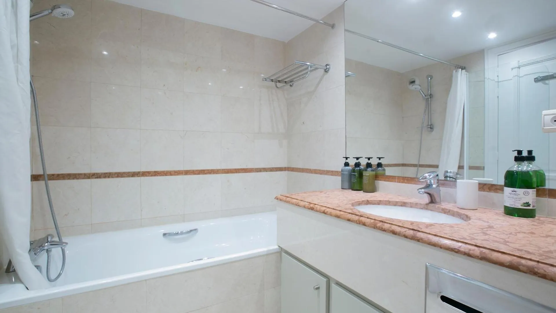 Magnificient 2 Bedrooms With Terrace Next To Champs-elysees - Pc62b