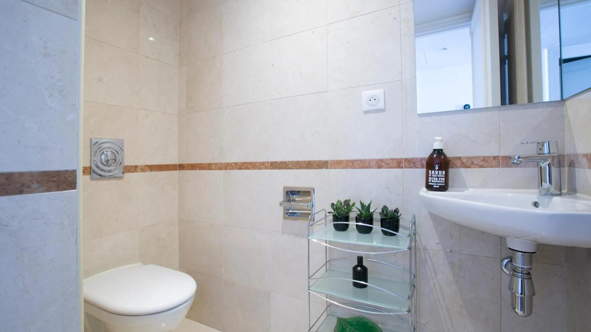 Magnificient 2 Bedrooms With Terrace Next To Champs-elysees - Pc62b Apartment *