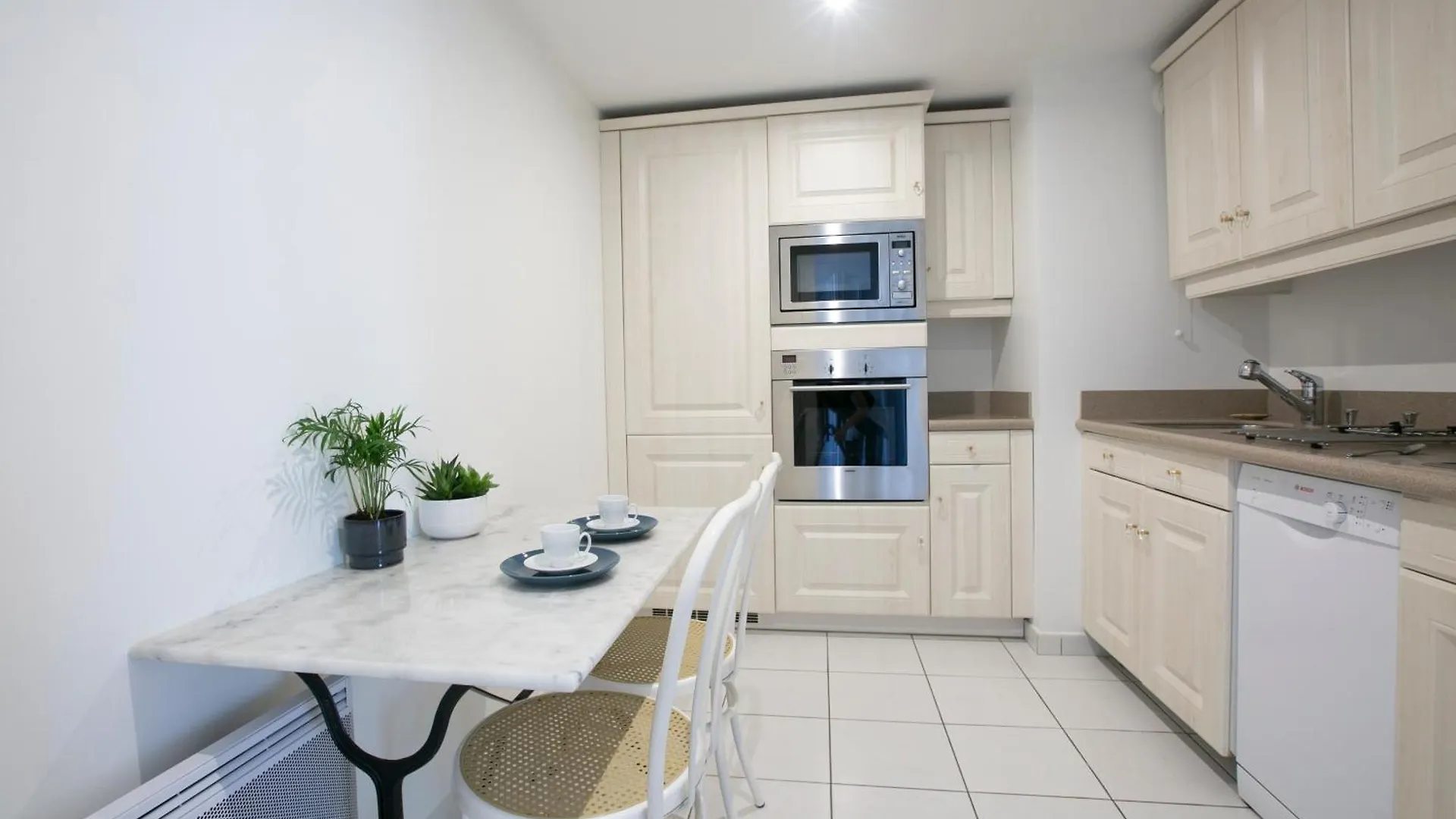 Apartment Magnificient 2 Bedrooms With Terrace Next To Champs-elysees - Pc62b Paris