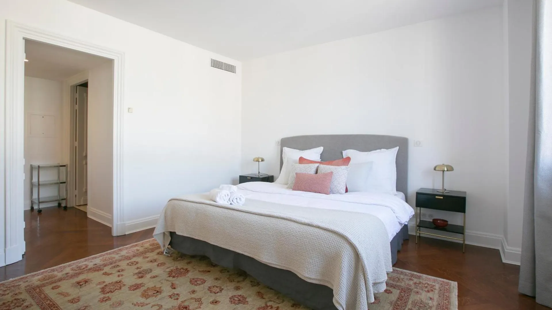 Magnificient 2 Bedrooms With Terrace Next To Champs-elysees - Pc62b *