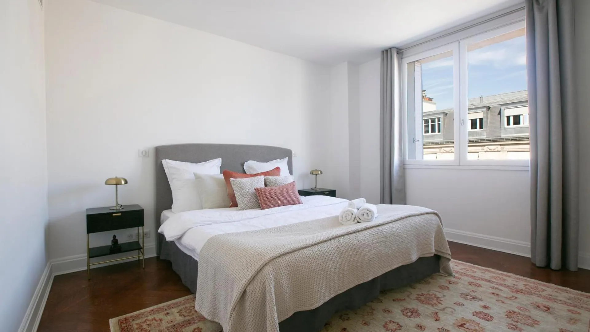 Magnificient 2 Bedrooms With Terrace Next To Champs-elysees - Pc62b * Paris