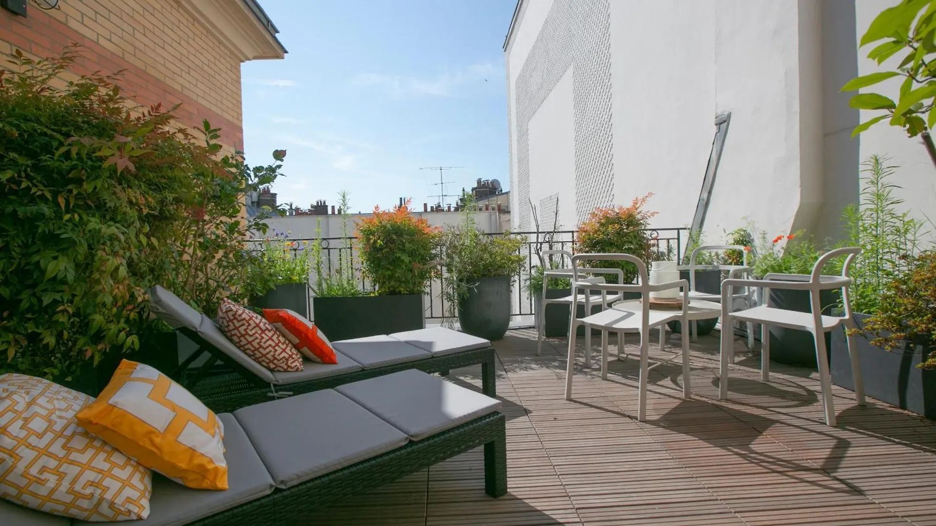 Magnificient 2 Bedrooms With Terrace Next To Champs-elysees - Pc62b