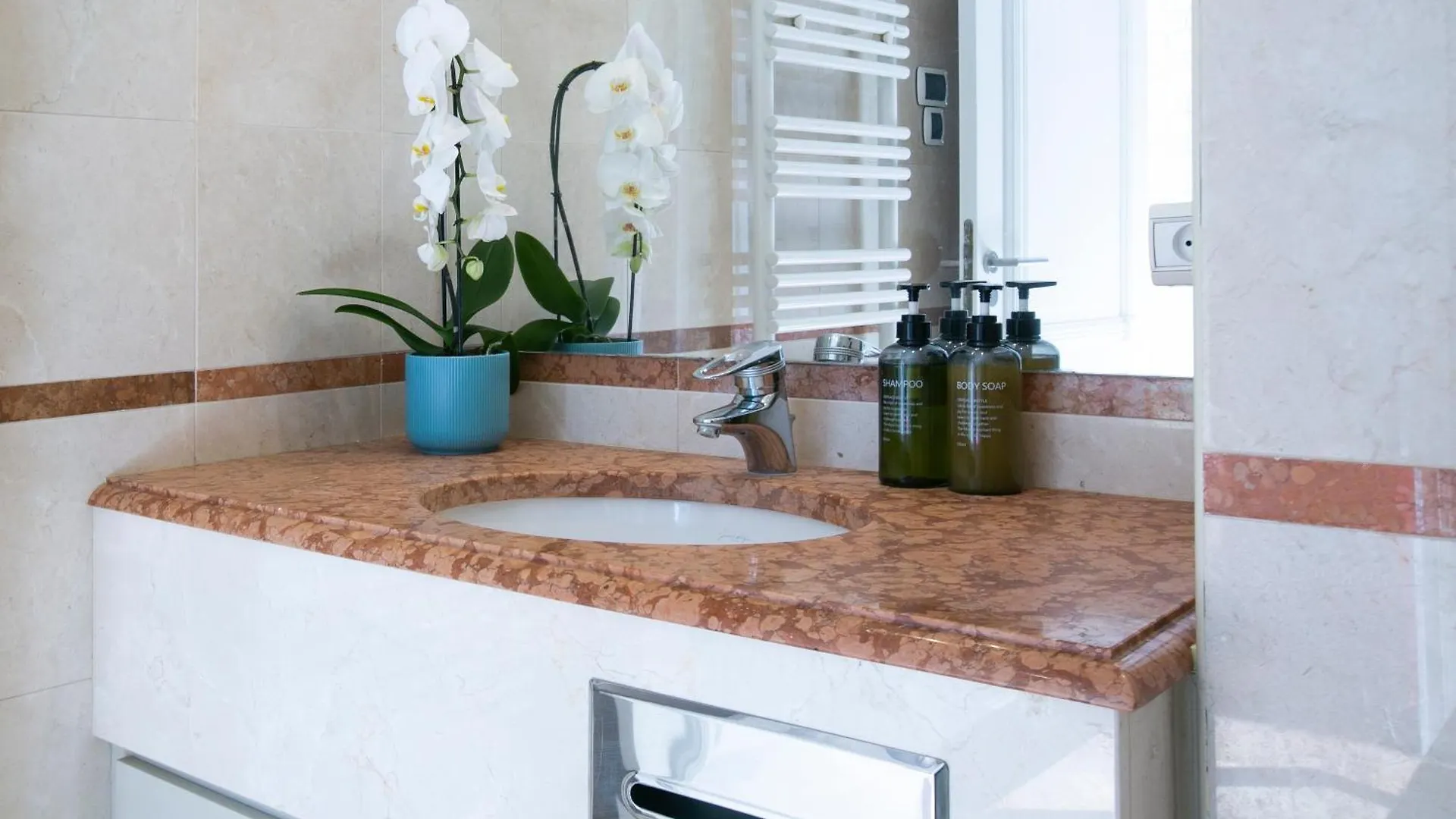 Magnificient 2 Bedrooms With Terrace Next To Champs-elysees - Pc62b Apartment